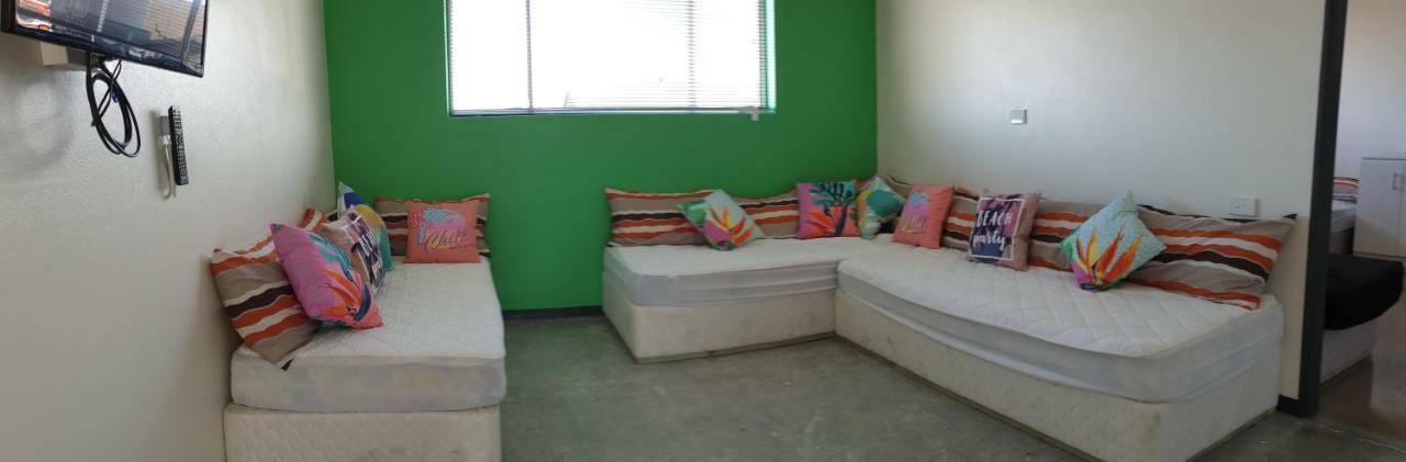 Хостел Bunkers Backpackers Басселтон Экстерьер фото